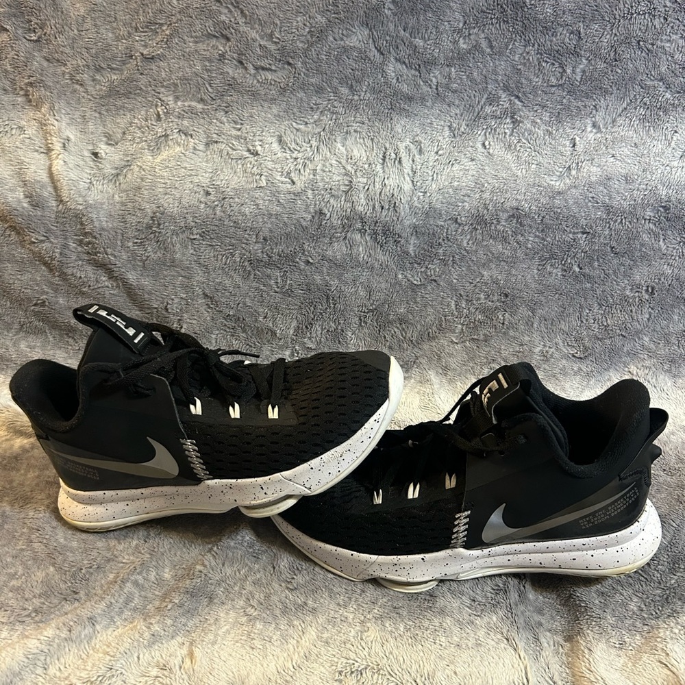 Nike LeBron Witness 5 Black Metallic Silver Size 13 Euc